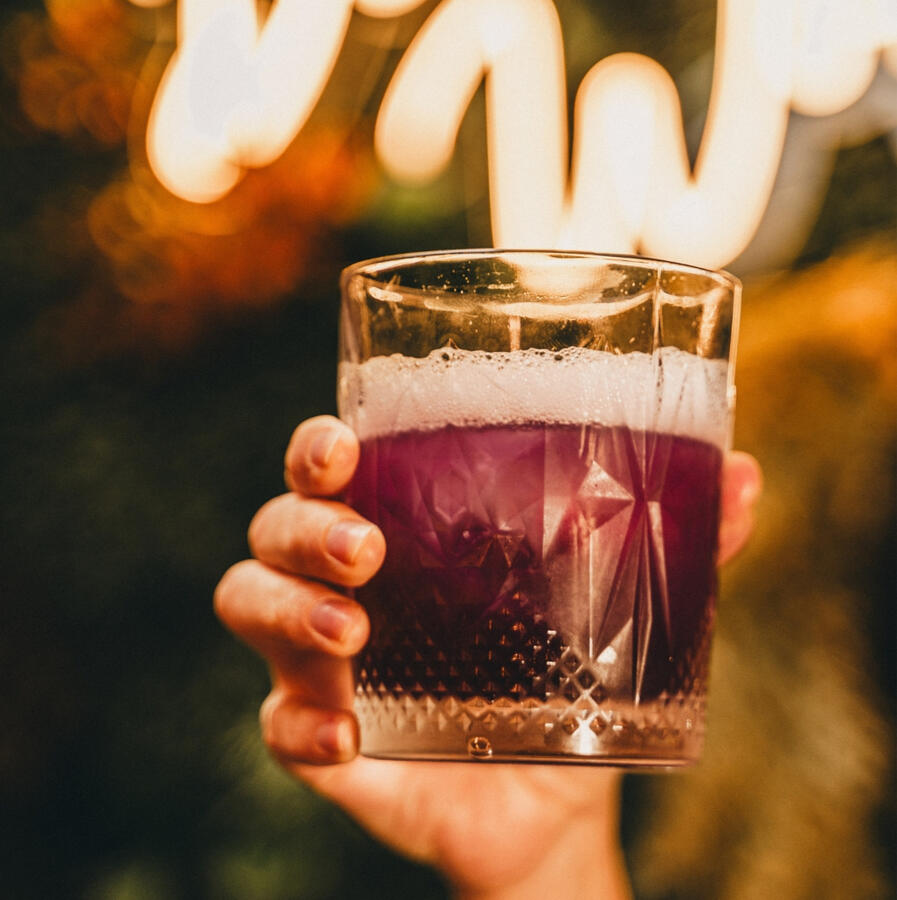 Mezcal, Té de mariposas, lima y grand marinier evocan este remake de la margarita con sabores auténticos.