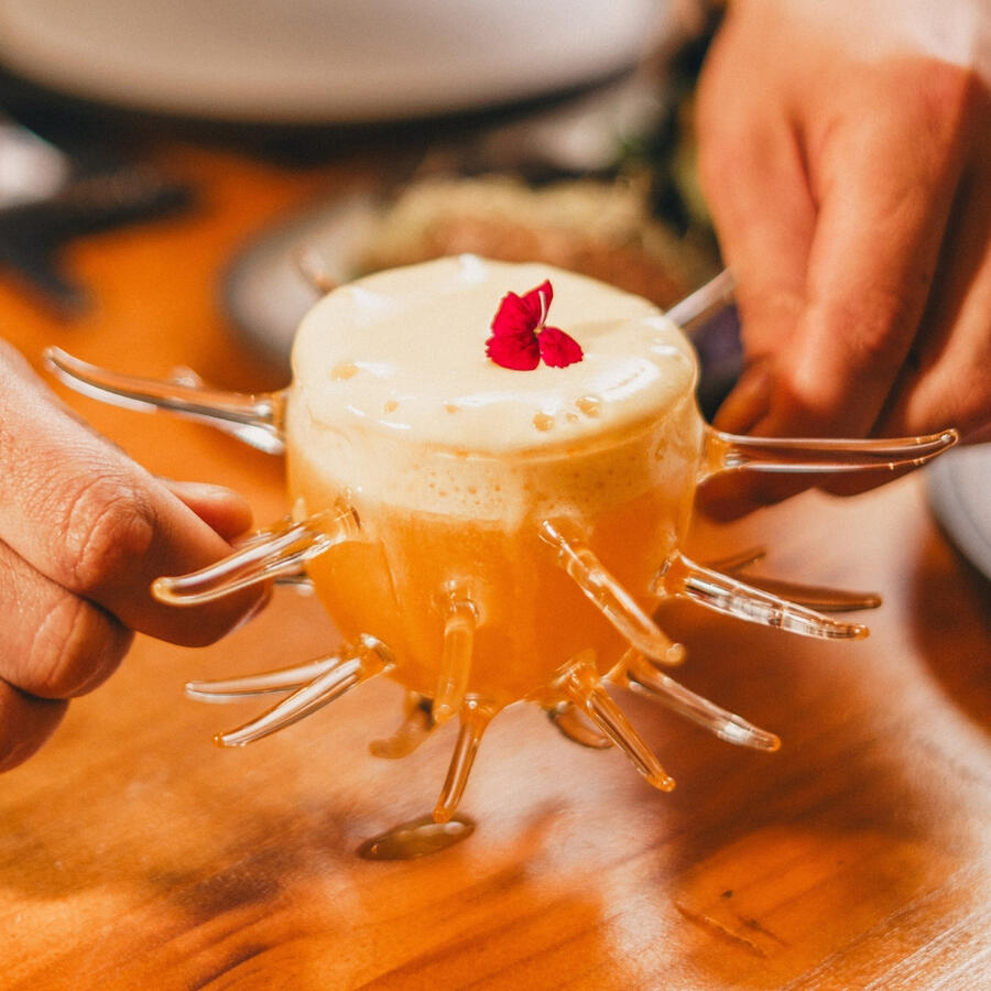 Tequila, zumo de naranja, sake, shrup de romero,zumo maracuya y jalapeño terminado con espuma del mismo cóctel.